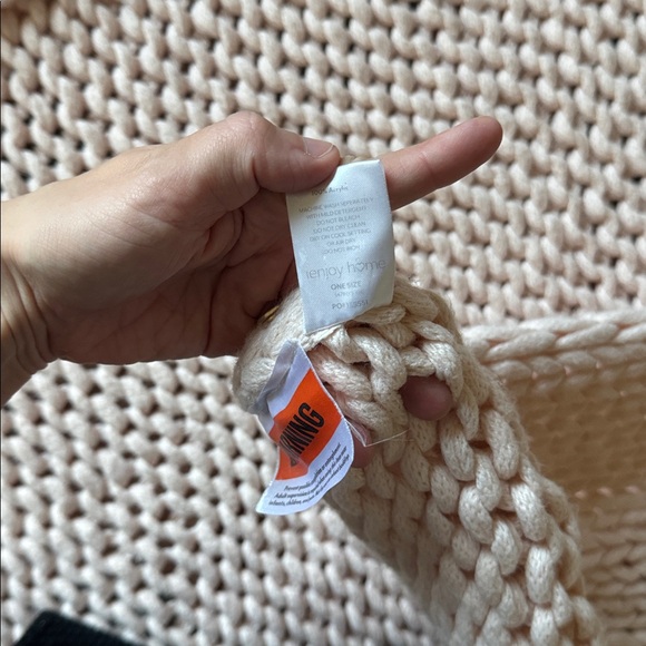 Chunky Knit Blanket Pastel Pink 47x69 inches - Picture 6 of 8